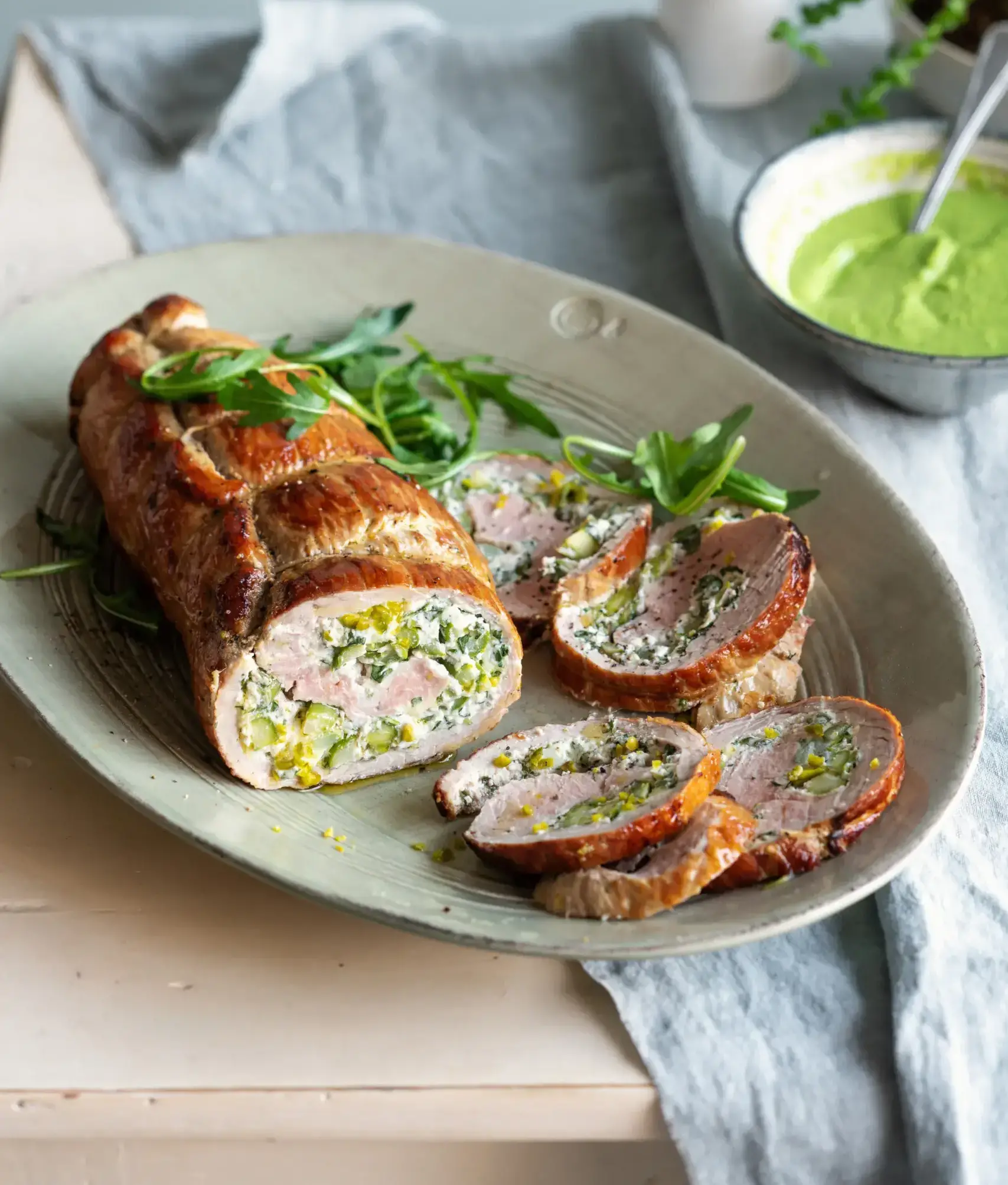 Arrosto di vitello farcito con ricotta, asparagi, rucola e pistacchi