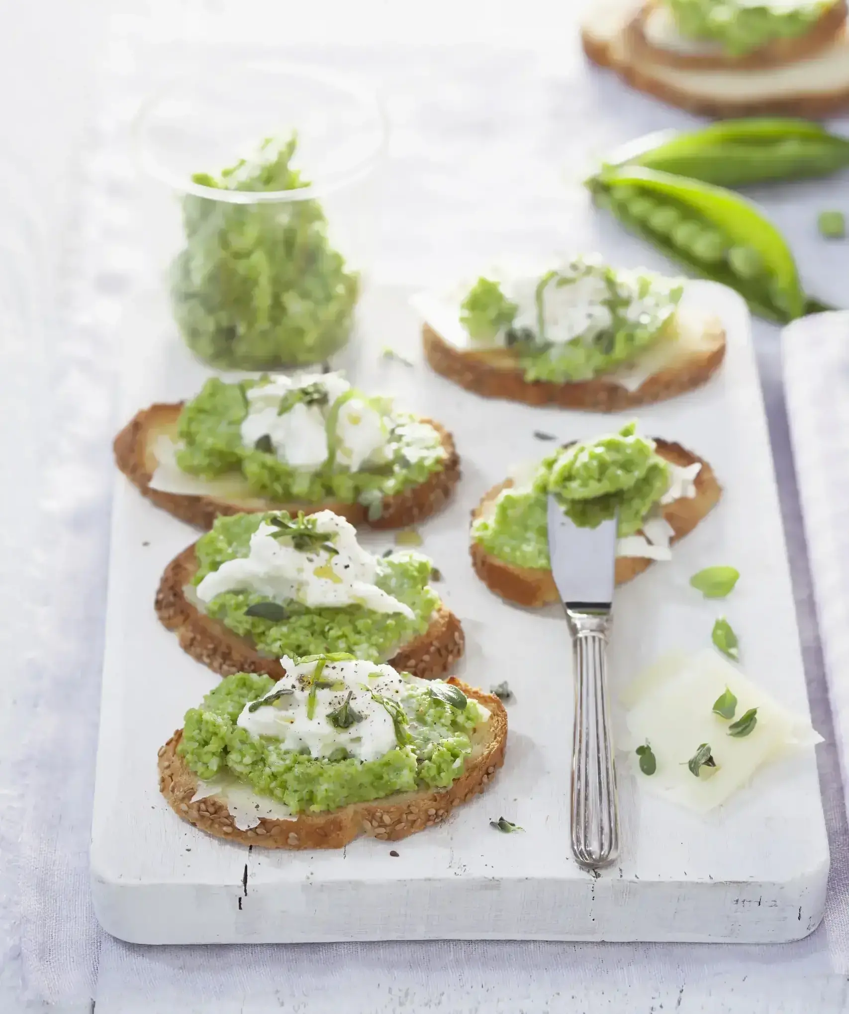 Bruschette all’aglio nuovo e stracciatella