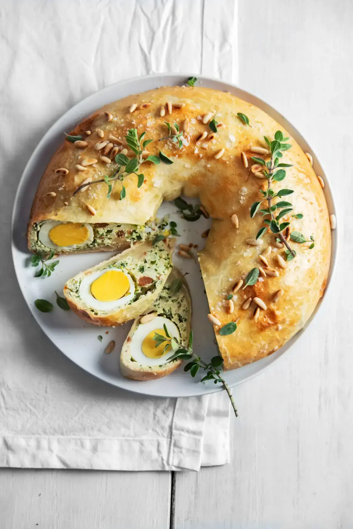 Ciambella alle erbe di primavera con ricotta e uova sode