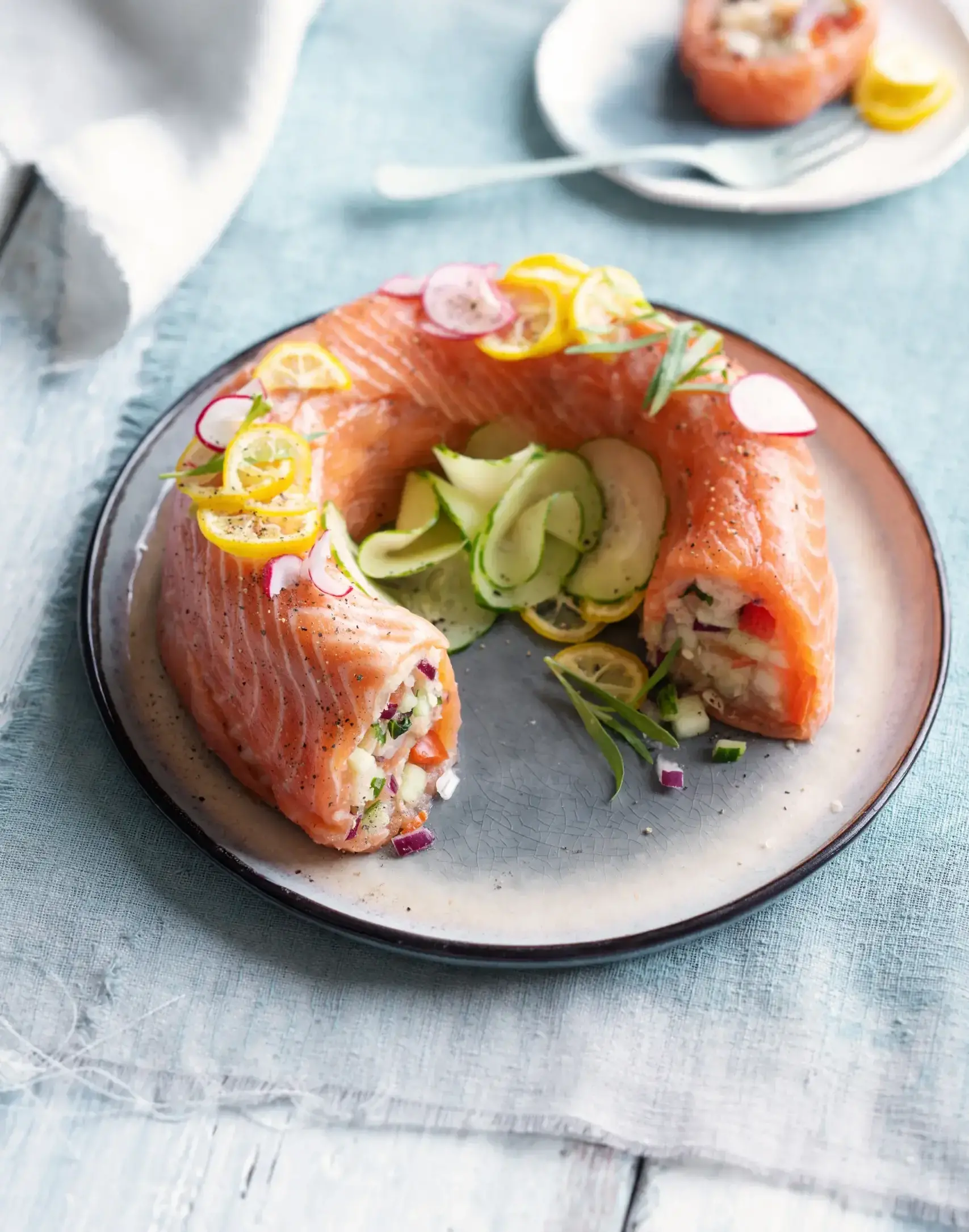 Ciambella di salmone e panzanella ai cetrioli