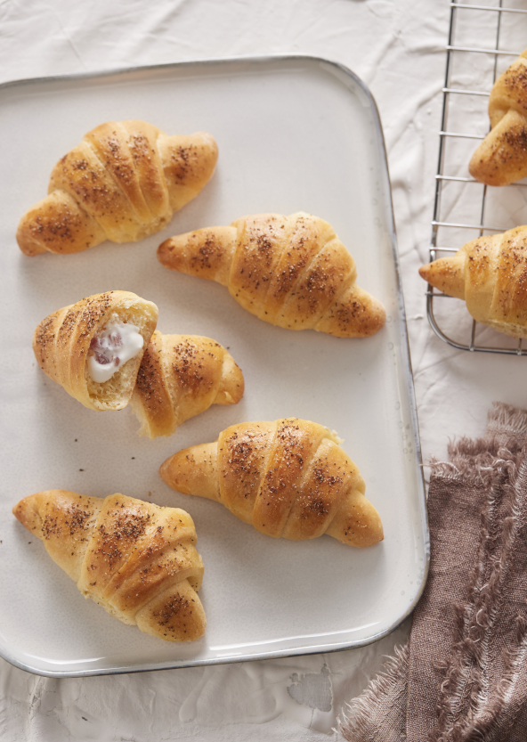 Cornetti salati con robiola e speck
