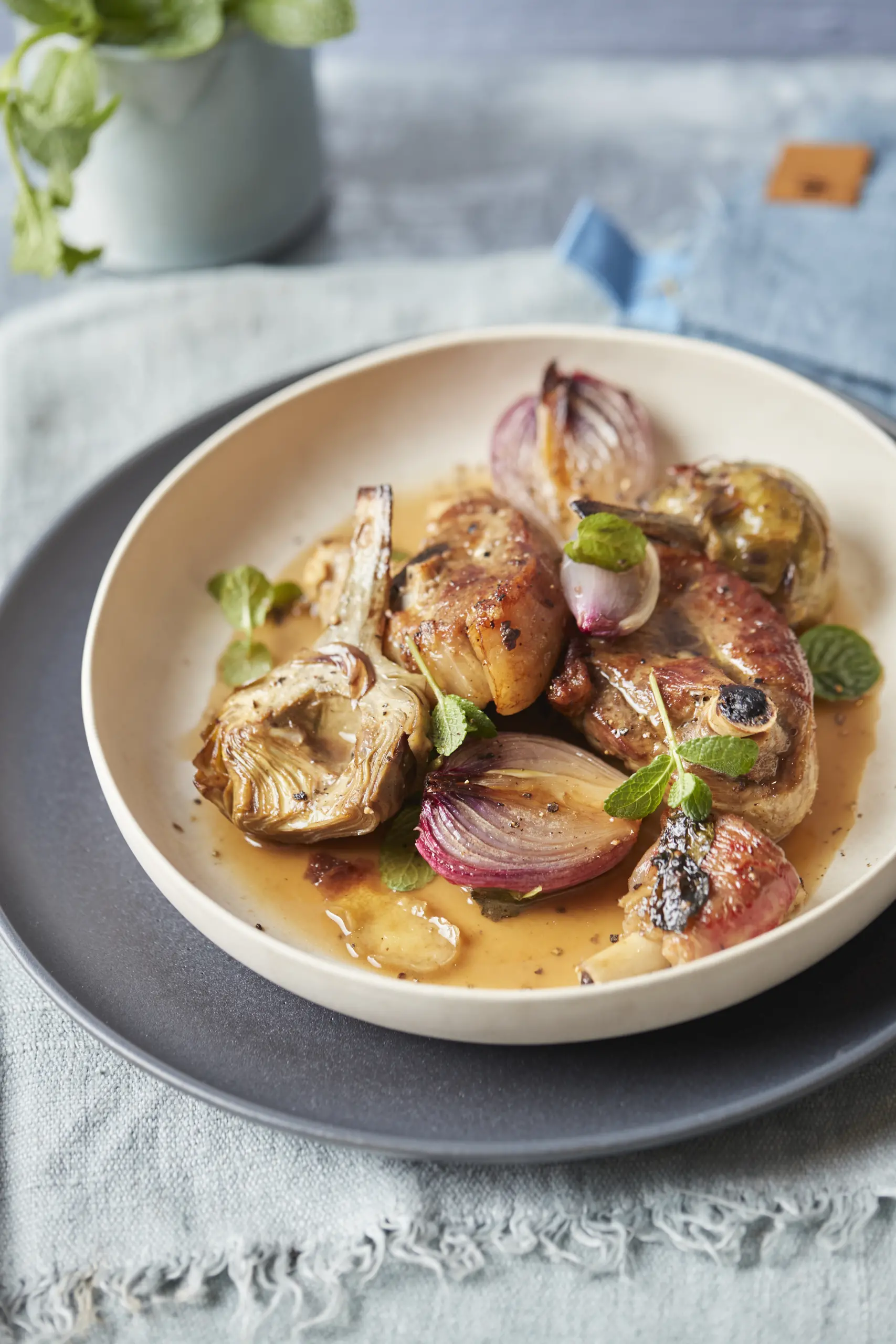 Cosciotto di agnello con menta cipolline e carciofi