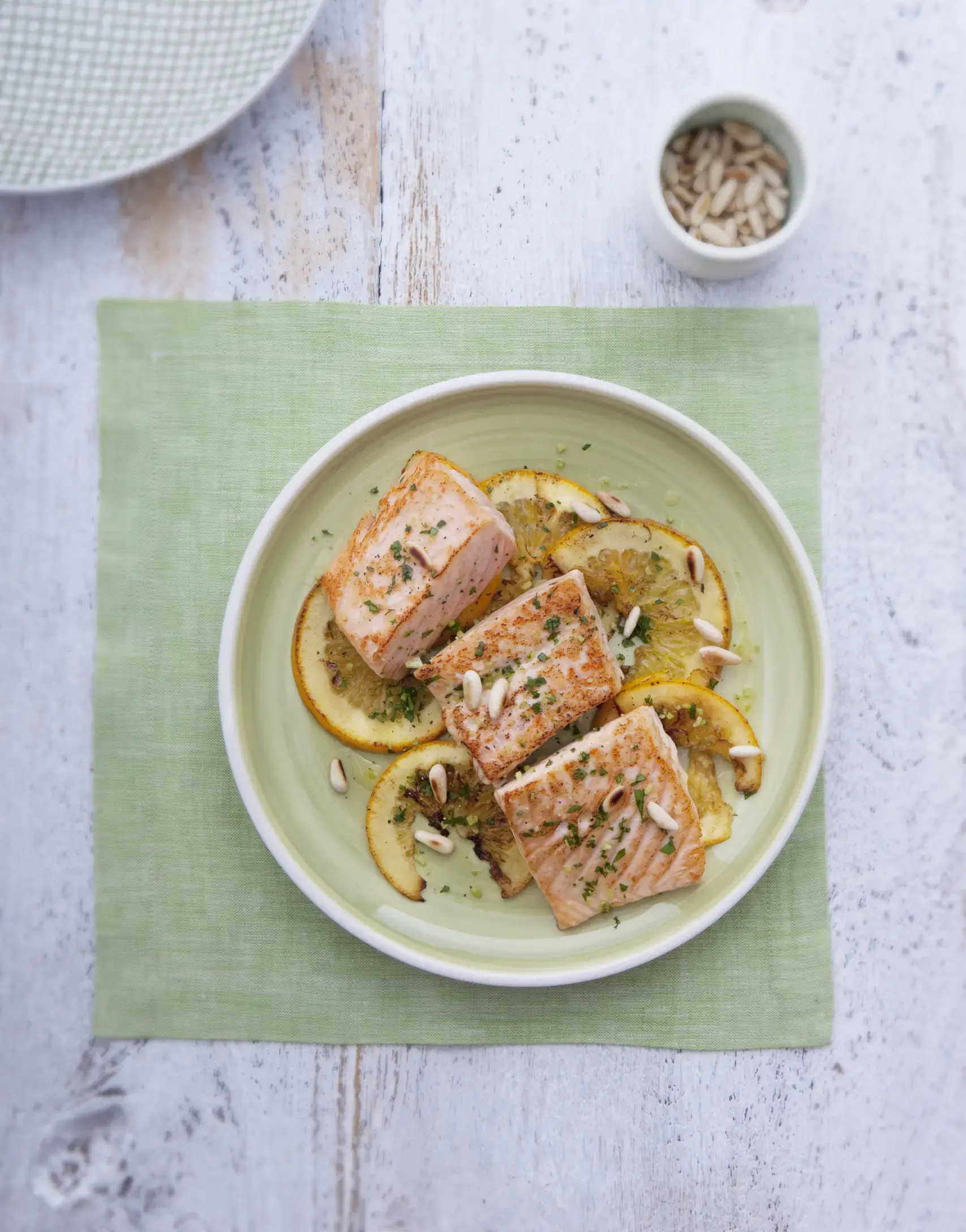 Filetto di salmone in padella, con arance, pinoli e prezzemolo