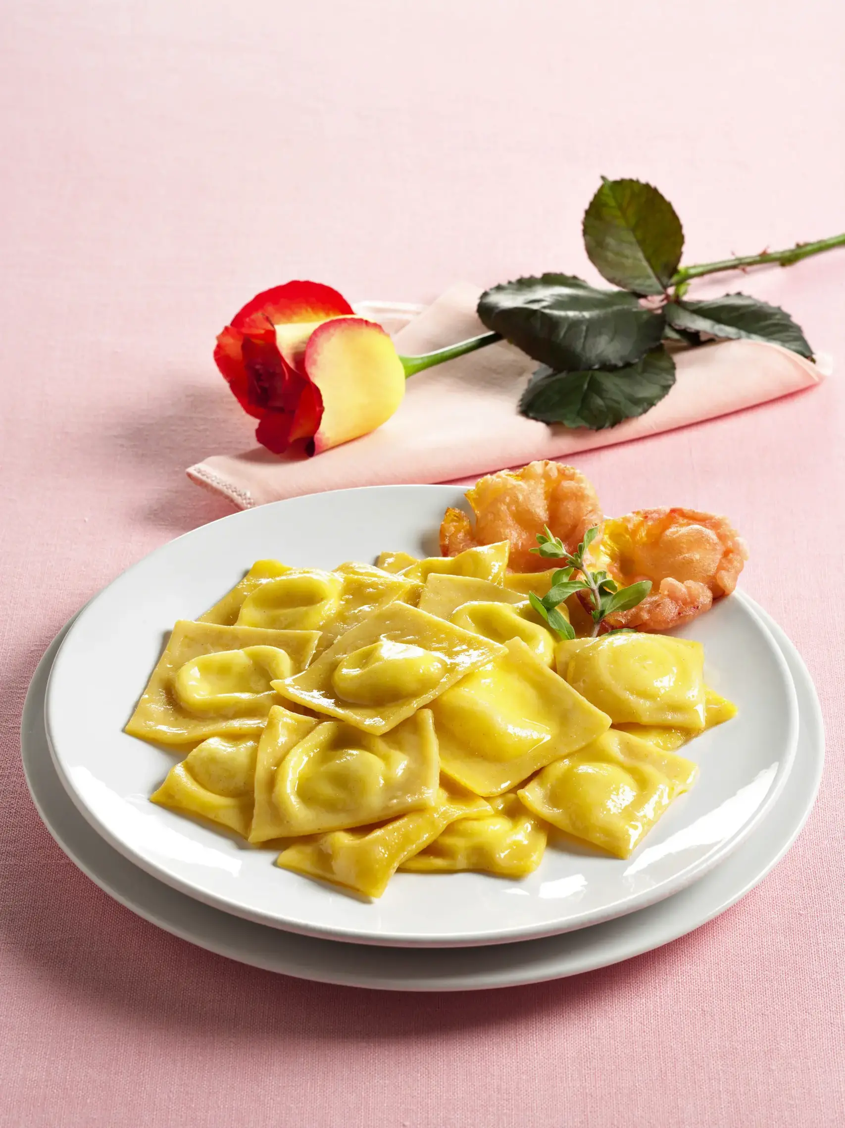 Ravioli di robiola con petali in tempura