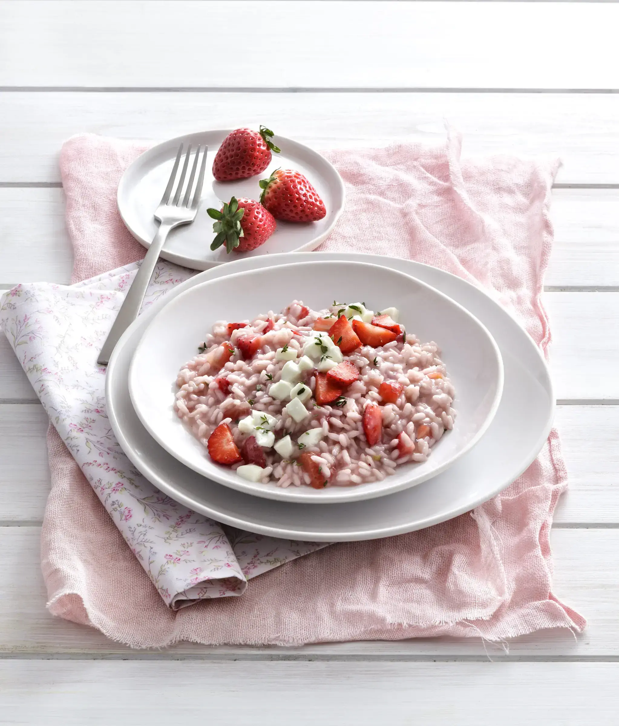 Risotto con fragole, timo e bufala