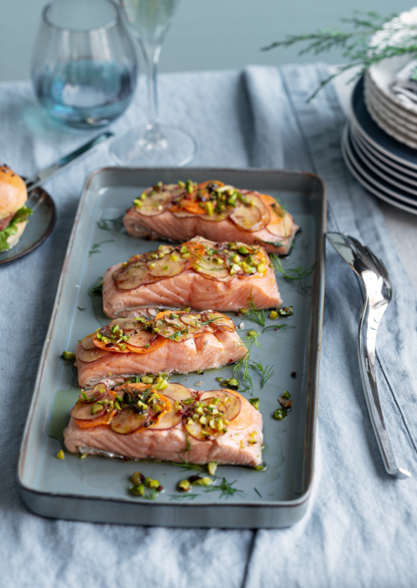 Salmone in camicia di patate dolci, topinambur e pistacchi