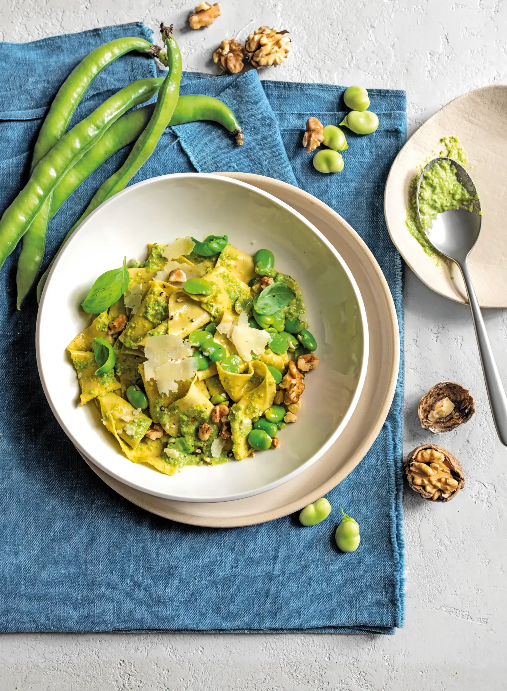 Stracci di pasta con crema di fave e noci