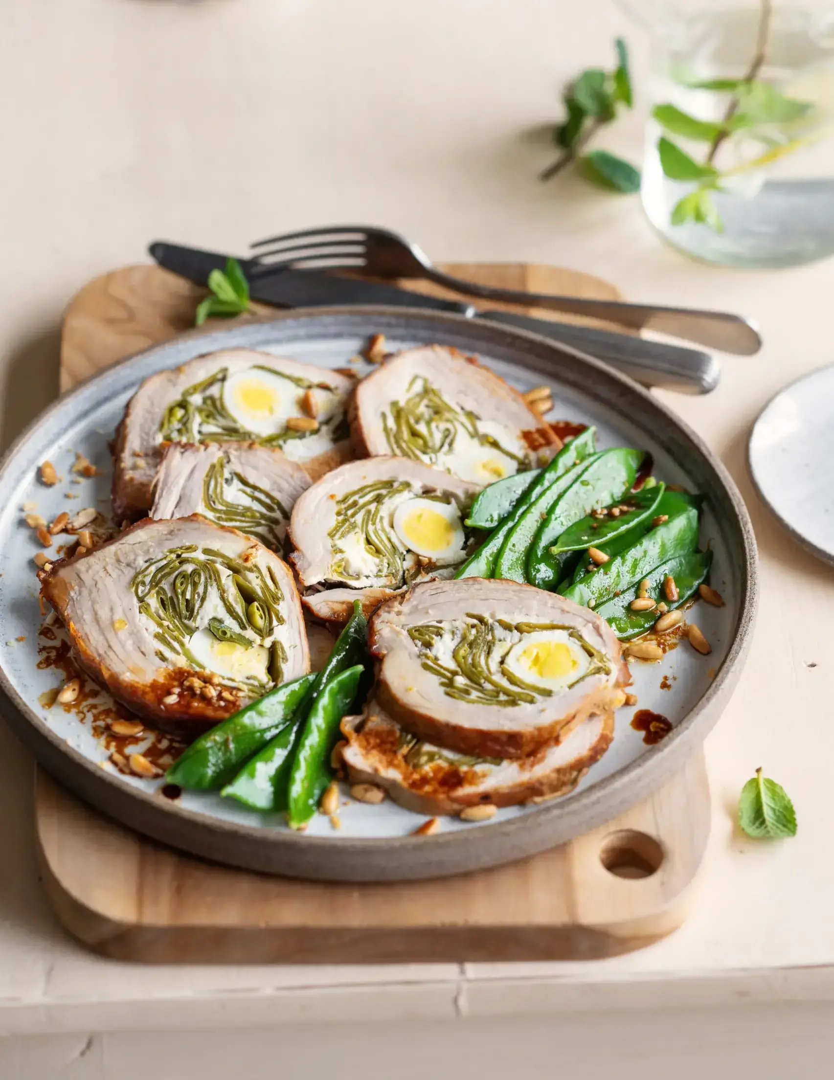 Tasca di vitello con taccole e ovette
