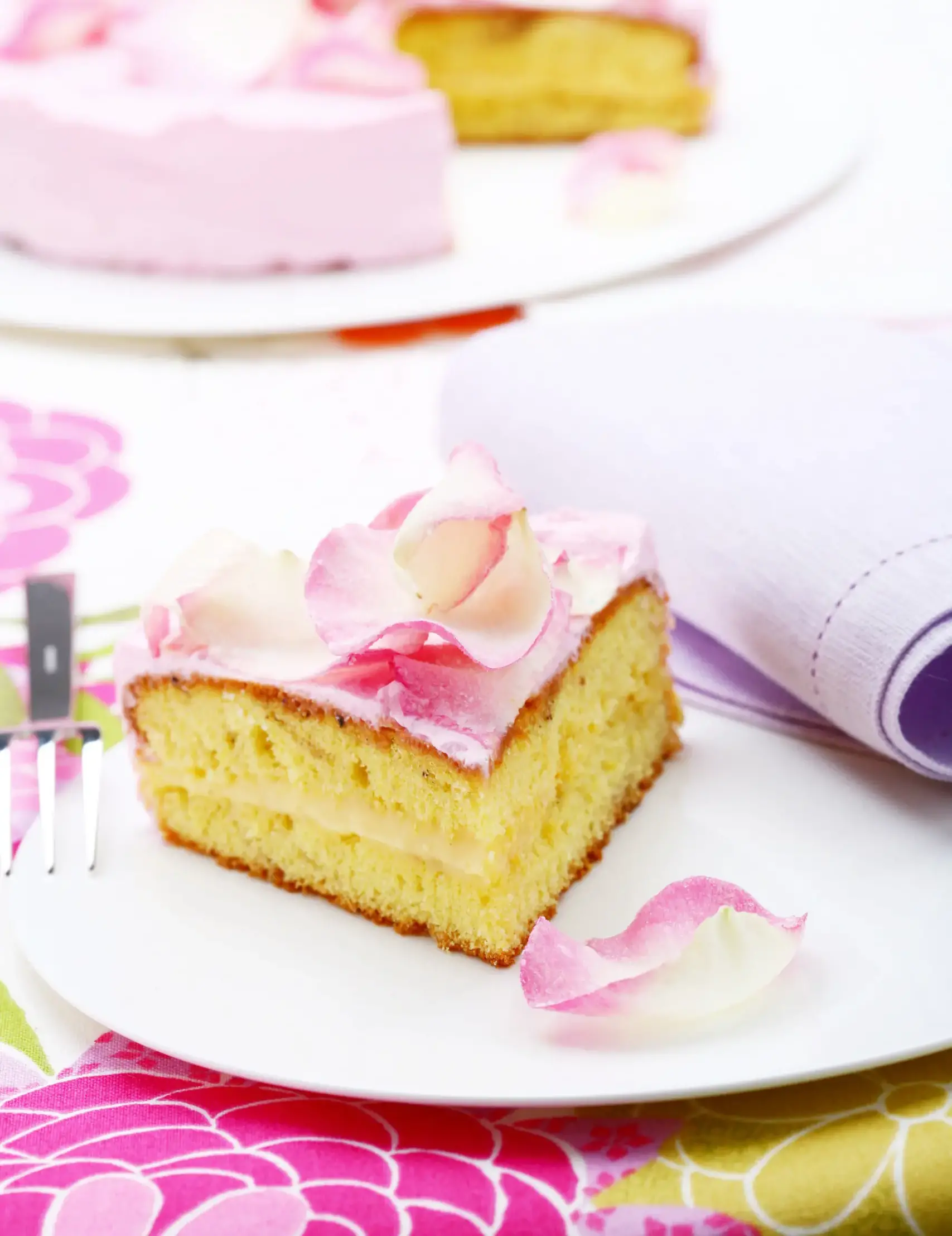 Torta con petali di rosa brinati