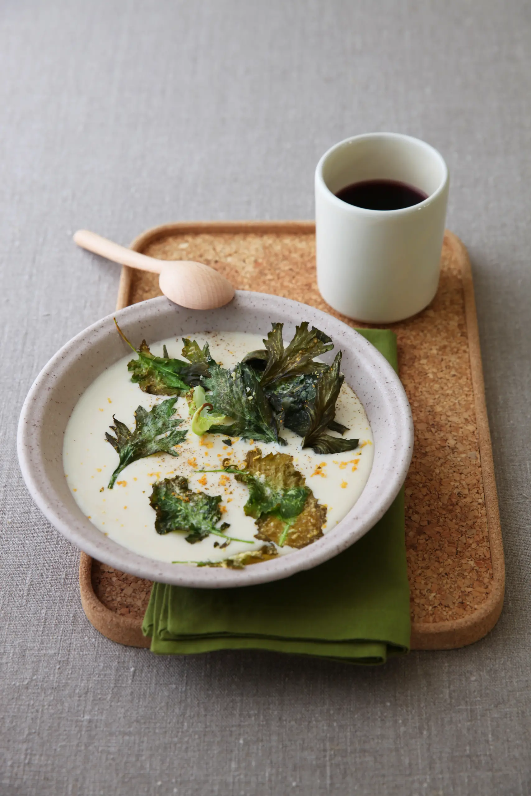 Vellutata al Parmigiano con foglie croccanti di verdure